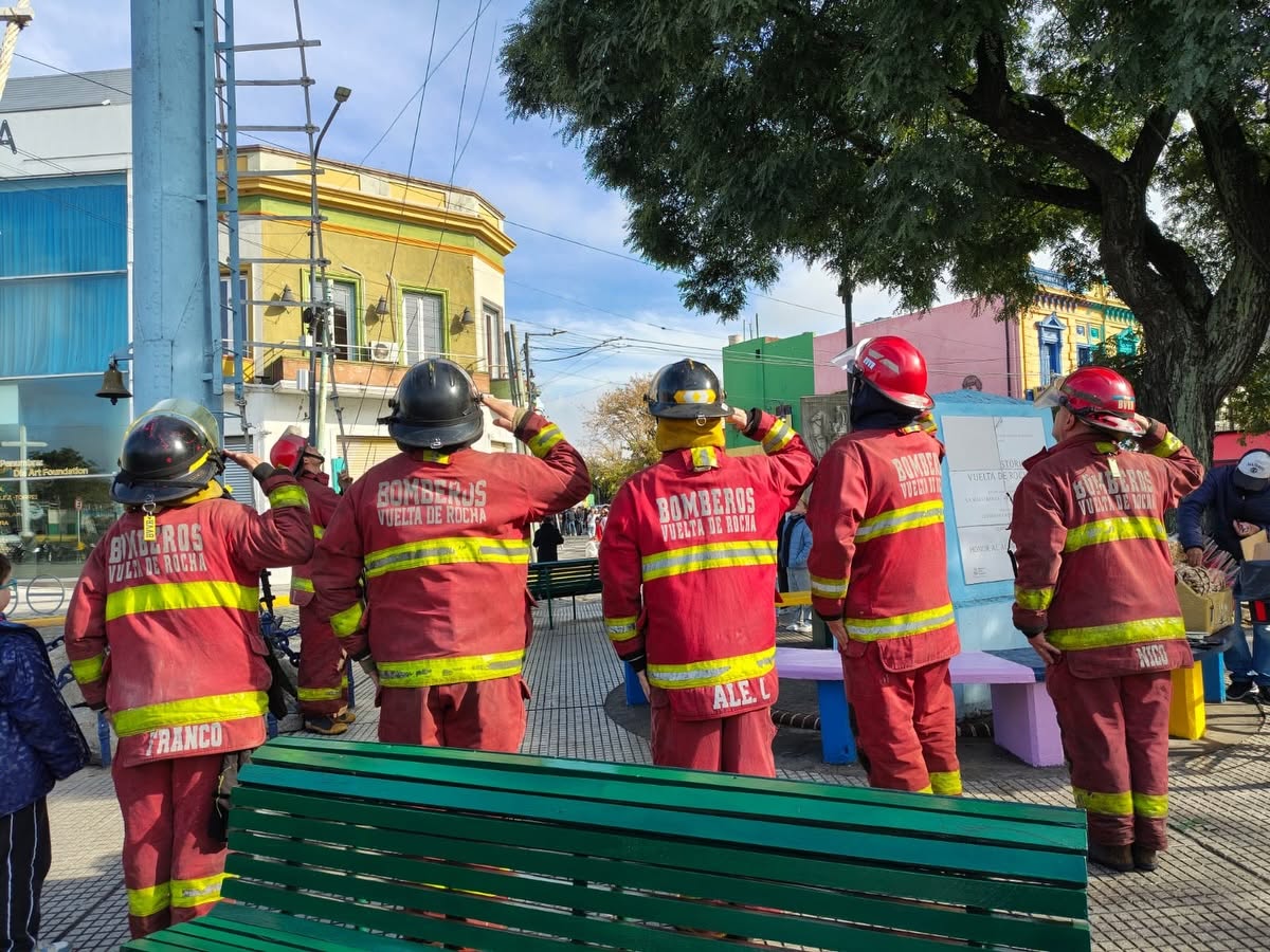 Escuadrón de firefighters con traje rojo durante una formación en la calle